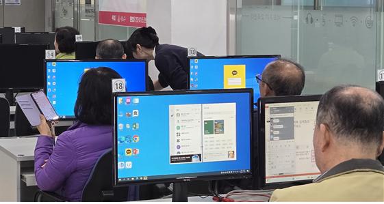 수업에 집중하는 수강생들